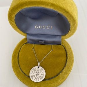 Gucci ‘Icon Blooms’ 18K white gold and enamel pendant necklace
